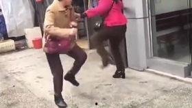 大妈吵架女子吃瓜视频大全,女子吃瓜视频大全,笑料百出! 大妈吵架女子吃瓜视频大全,女子吃瓜视频大全,笑料百出!