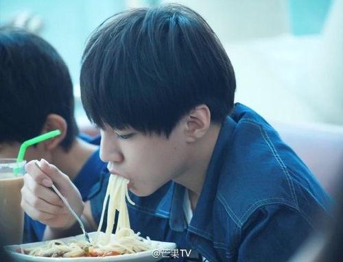 鹿晗吃瓜王俊凯视频大全,视频大全趣味十足